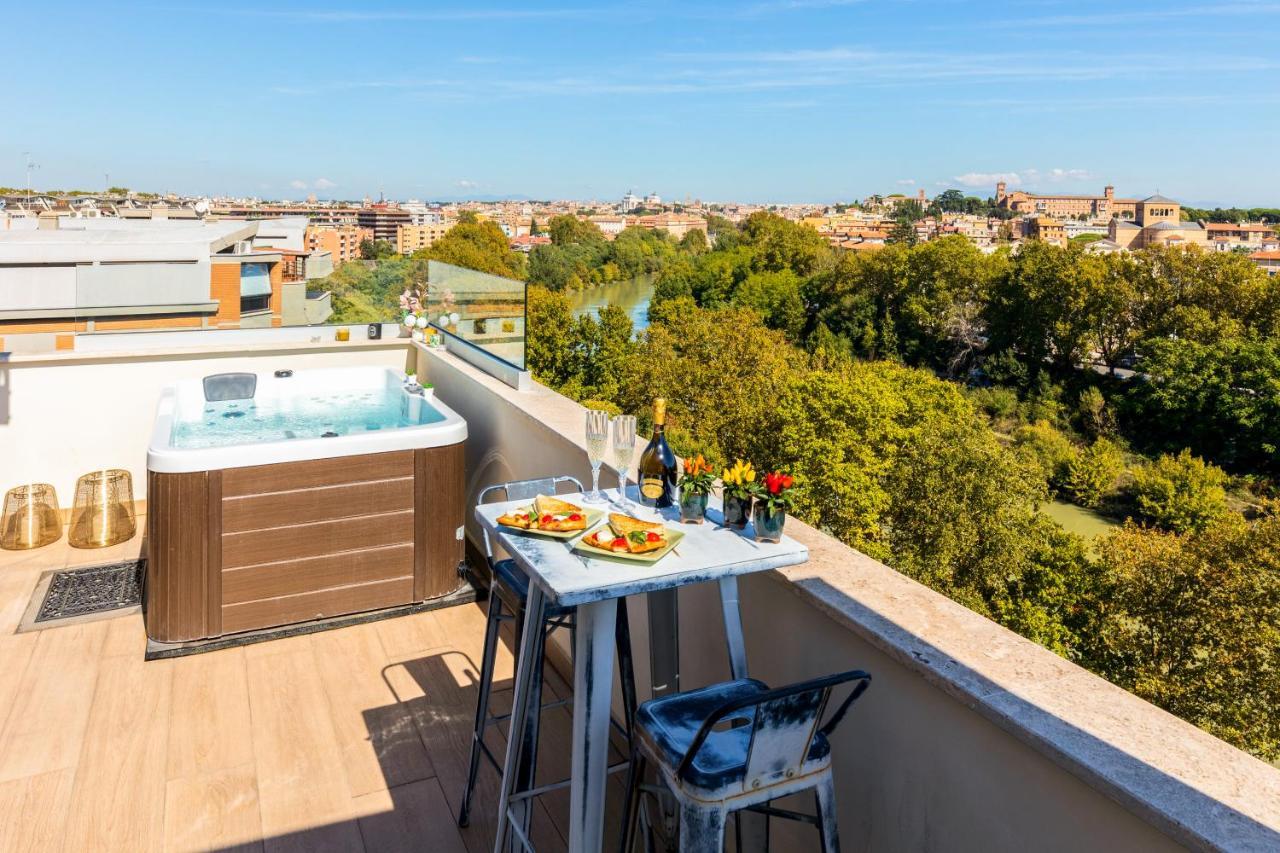 Penthouse With A Panoramic Rooftop In Trastevere With Seasonally Jacuzzi ローマ エクステリア 写真