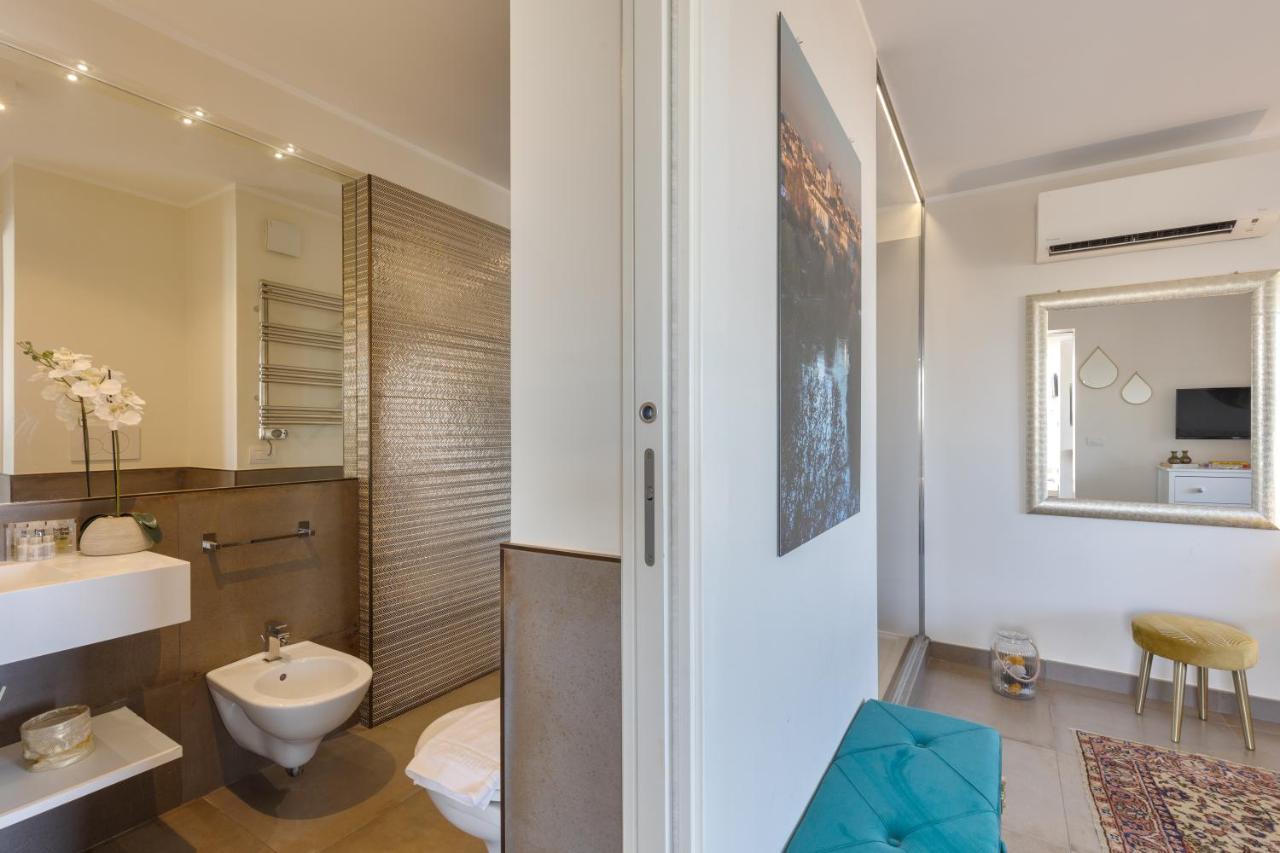 Penthouse With A Panoramic Rooftop In Trastevere With Seasonally Jacuzzi ローマ エクステリア 写真