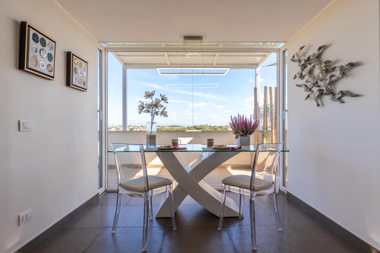 Penthouse With A Panoramic Rooftop In Trastevere With Seasonally Jacuzzi ローマ エクステリア 写真