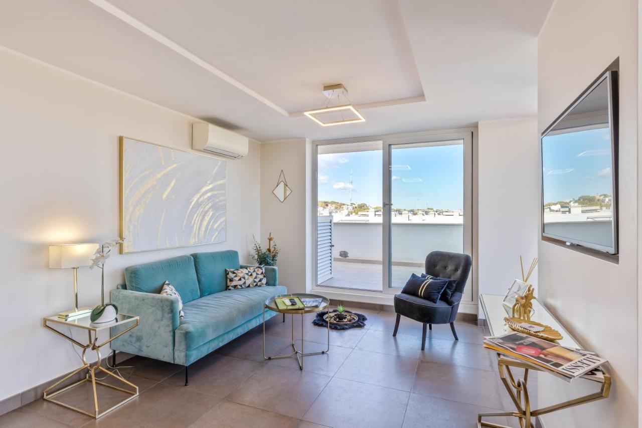 Penthouse With A Panoramic Rooftop In Trastevere With Seasonally Jacuzzi ローマ エクステリア 写真