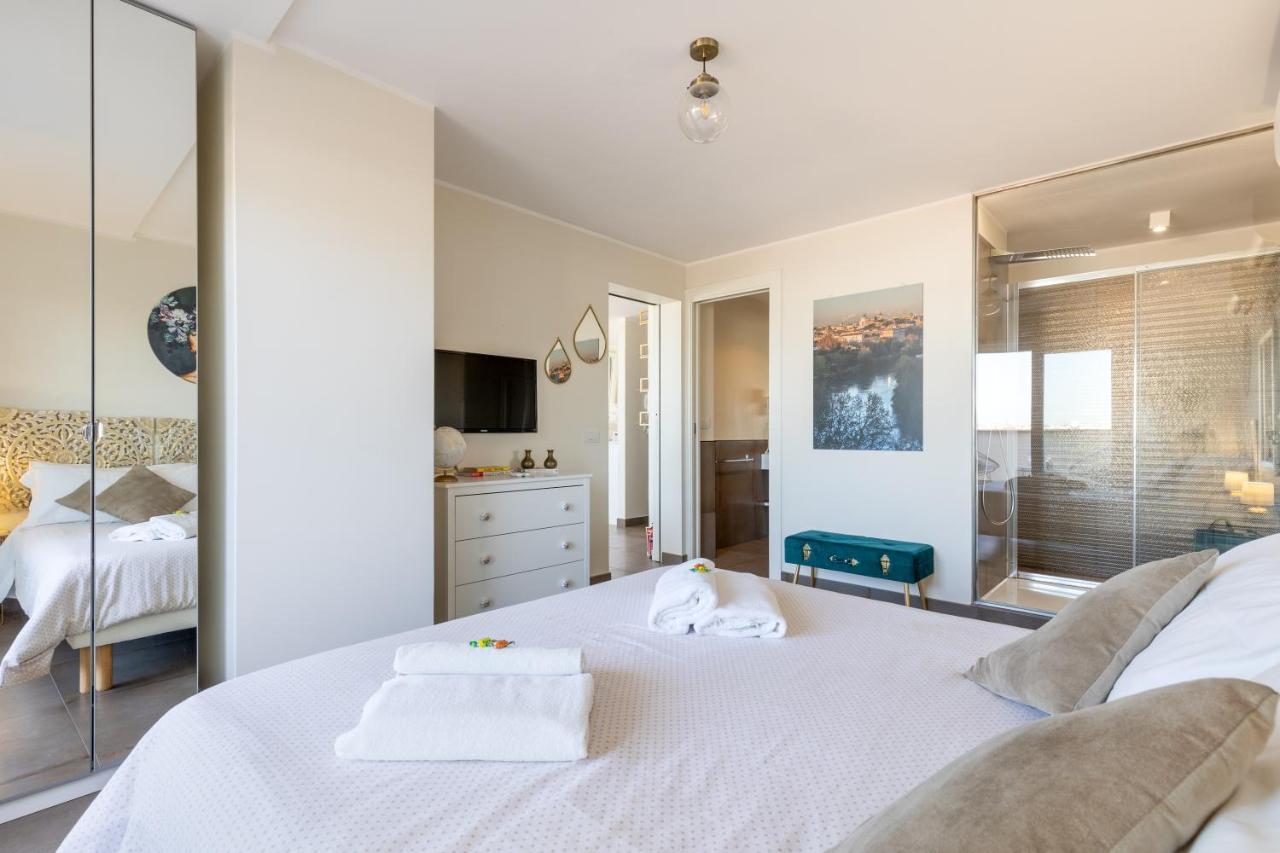 Penthouse With A Panoramic Rooftop In Trastevere With Seasonally Jacuzzi ローマ エクステリア 写真