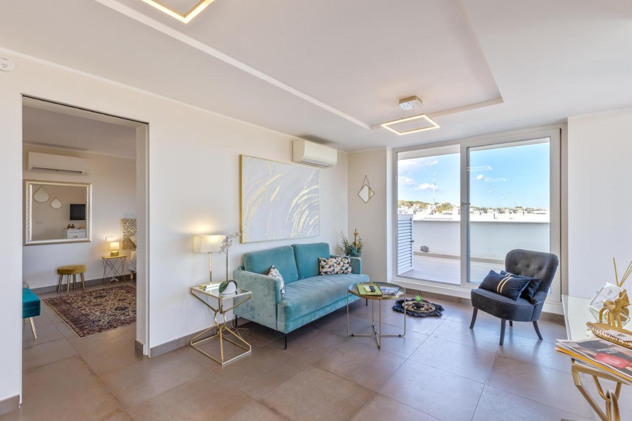 Penthouse With A Panoramic Rooftop In Trastevere With Seasonally Jacuzzi ローマ エクステリア 写真
