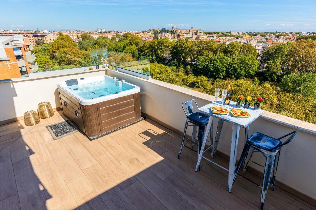 Penthouse With A Panoramic Rooftop In Trastevere With Seasonally Jacuzzi ローマ エクステリア 写真