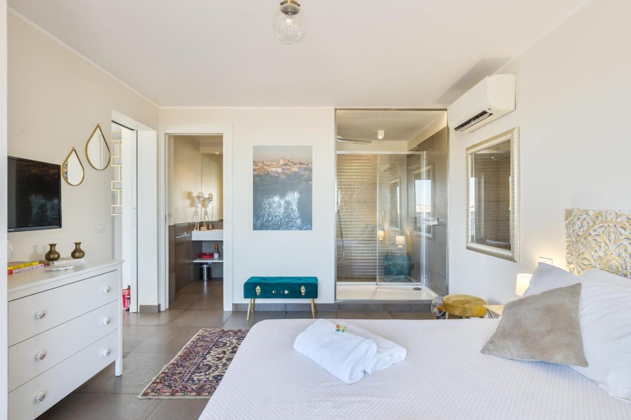 Penthouse With A Panoramic Rooftop In Trastevere With Seasonally Jacuzzi ローマ エクステリア 写真