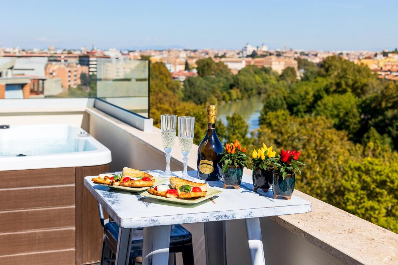 Penthouse With A Panoramic Rooftop In Trastevere With Seasonally Jacuzzi ローマ エクステリア 写真