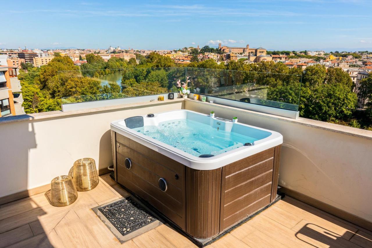 Penthouse With A Panoramic Rooftop In Trastevere With Seasonally Jacuzzi ローマ エクステリア 写真